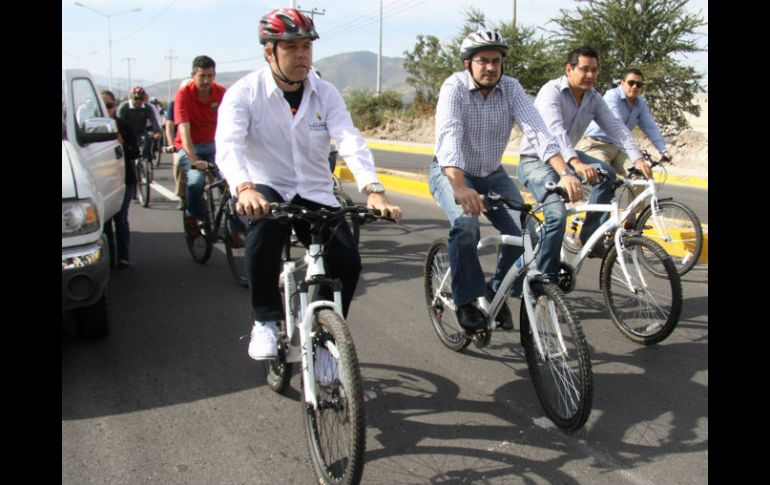 De izq a der: Alfredo Barba e Ismael del Toro durante su recorrido por 8 de Julio. ESPECIAL  /