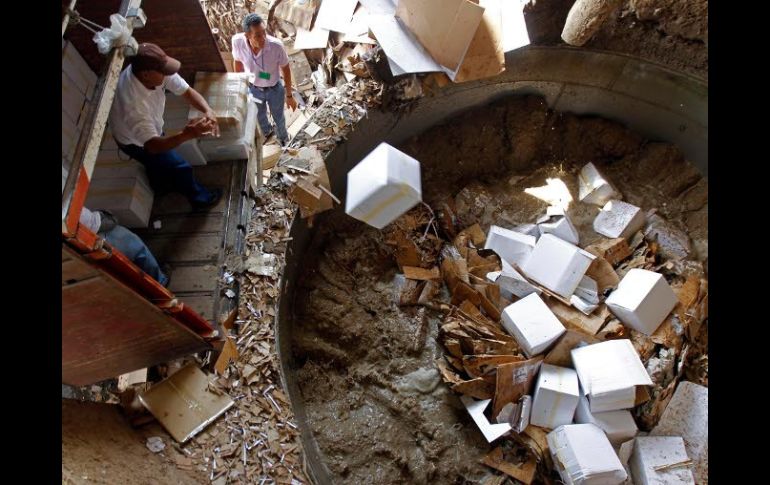 El papel entró a proceso de destrucción en una  máquina similar a una licuadora donde, al mezclarlo con agua y cartón, se muele.  /