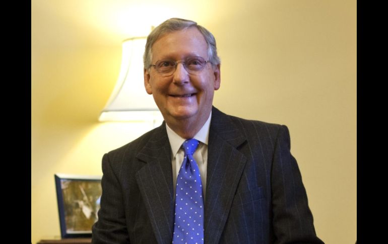 El republicano Mitch McConnell está abierto a discutir nuevos ingresos para el Gobierno, pero no mediante alza de impuestos. EFE  /