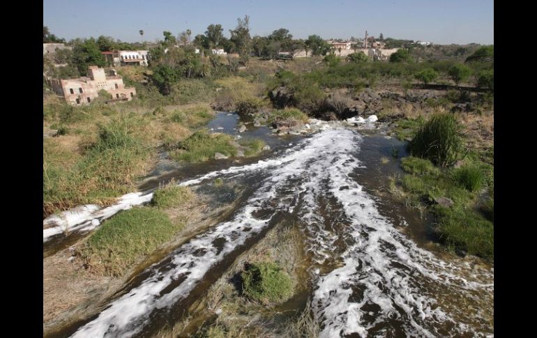 Es un olor... a agua sucia, a drenaje, que se penetra en la nariz, dicen vecinos. ARCHIVO  /