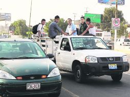 Una camioneta de carga con pasajeros que no encontraron servicio de transporte público, durante la emergencia del lunes.  /