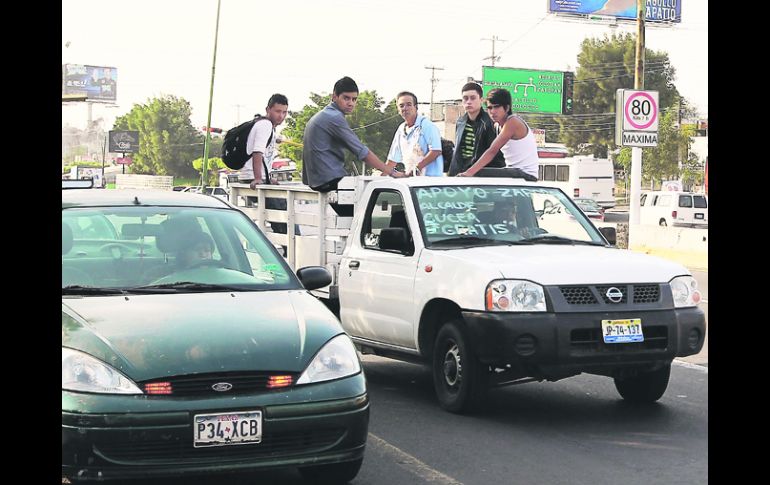 Una camioneta de carga con pasajeros que no encontraron servicio de transporte público, durante la emergencia del lunes.  /