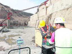 Obras en marcha. Trabajadores continúan con las labores de construcción de la presa El Zapotillo.  /