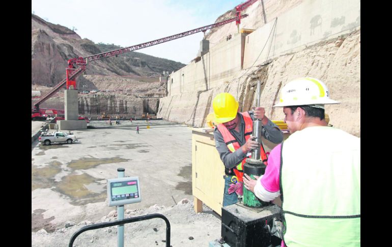 Obras en marcha. Trabajadores continúan con las labores de construcción de la presa El Zapotillo.  /