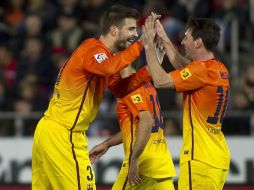 Gerard Piqué (i) celebra uno de los goles de su equipo junto a Leo Messi (d). EFE  /