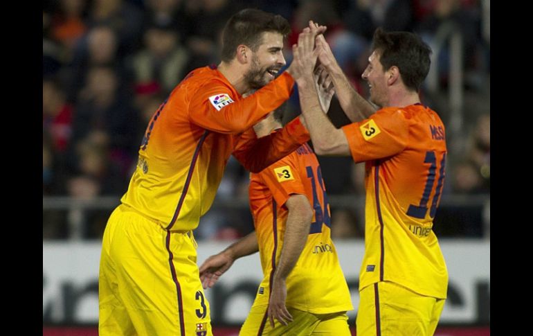 Gerard Piqué (i) celebra uno de los goles de su equipo junto a Leo Messi (d). EFE  /