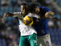 El jugador de Cruz Azul, Gerardo Flores  disputa el balón con Eisner Loboa (i), de León, durante el partido en el Estadio Azul. XINHUA  /