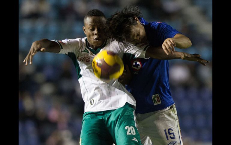 El jugador de Cruz Azul, Gerardo Flores  disputa el balón con Eisner Loboa (i), de León, durante el partido en el Estadio Azul. XINHUA  /