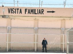 Centro de Reinserción Social. Un uniformado vigila dentro de las instalaciones del Penal de La Mesa, en Tijuana. NTX  /