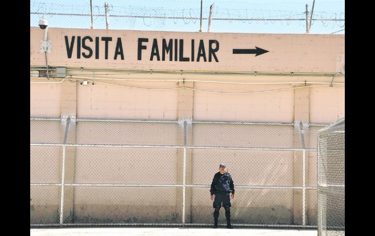 Centro de Reinserción Social. Un uniformado vigila dentro de las instalaciones del Penal de La Mesa, en Tijuana. NTX  /