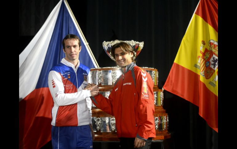 David Ferrer (d) posa junto al checo Radek Stepanek. EFE  /