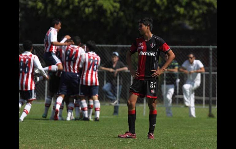 Los jugadores de Chivas celebran el gol del triunfo ante el Atlas en la categoría Sub-17.  /