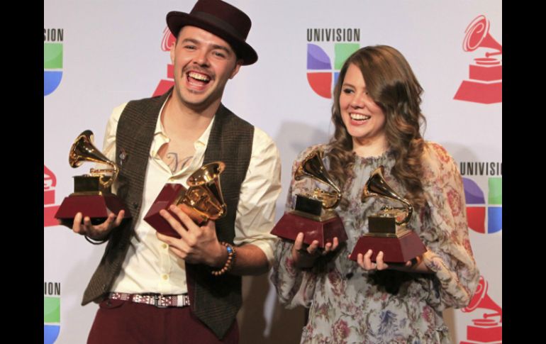 Los hermanos Huerta posan con sus cuatro Grammy Latinos. REUTERS  /