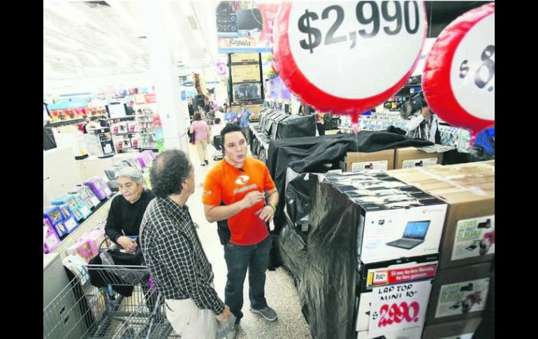 INDECISOS. Algunas personas se abstienen de comprar artículos porque dudan sobre los descuentos. EL UNIVERSAL  /