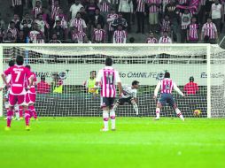 Michel ve pasar el balón. Chivas necesita ganar por dos goles en Toluca, o por un marcador de 3-2 en adelante para avanzar.  /