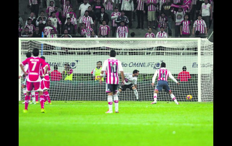 Michel ve pasar el balón. Chivas necesita ganar por dos goles en Toluca, o por un marcador de 3-2 en adelante para avanzar.  /