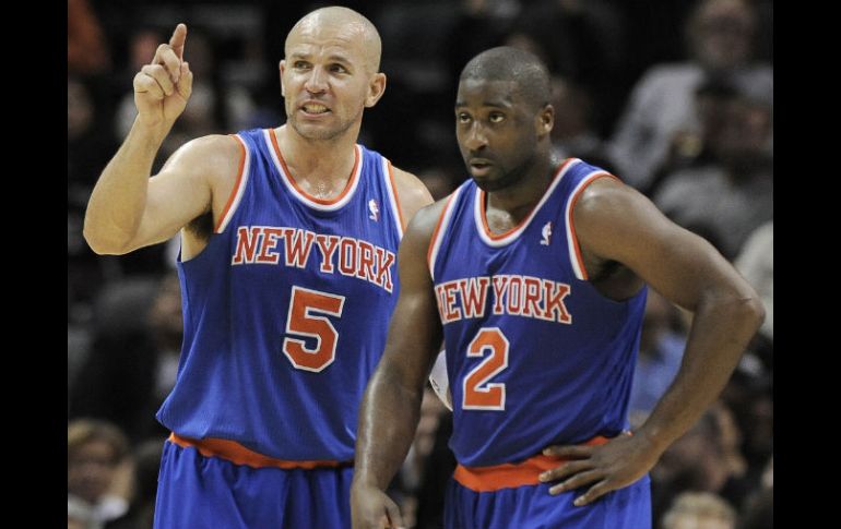 Jason Kidd (i) habla con su compañero Raymond Felton durante la segunda mitad de un partido de baloncesto de la NBA contra los Spurs.AP  /