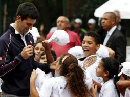 Novak Djokovic convivó con los niños, les dio autógrafos e intercambió algunos saques de raqueta.  REUTERS  /