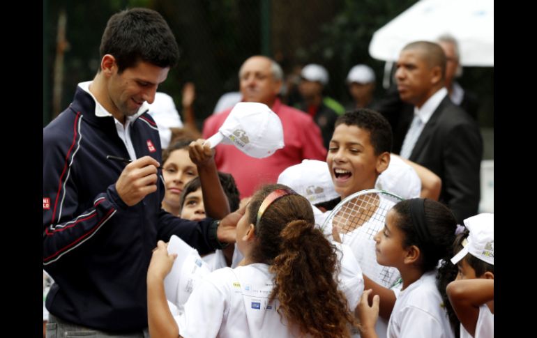 Novak Djokovic convivó con los niños, les dio autógrafos e intercambió algunos saques de raqueta.  REUTERS  /