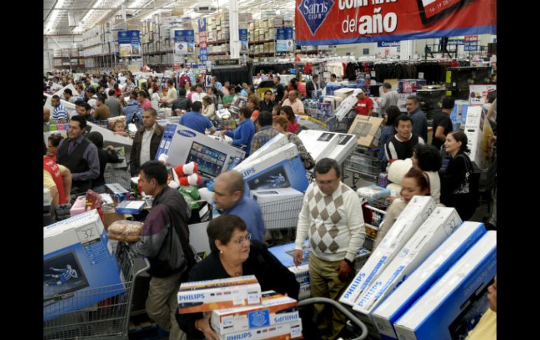 En la foto se puede apreciar la preferencia de la gente por las pantallas planas. EFE  /