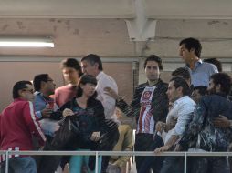 Imagen del pleito que se dio en los palcos del Estadio Omnilife entre Jorge Vergara y un aficionado.  /