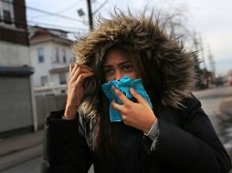 Al frío se suma la basura acumulada, escombros y tierra en las calles. AFP  /