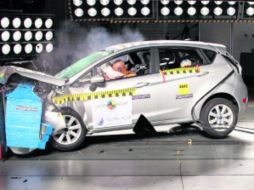 FORD FIESTA. Con doble airbag, válido para Brasil. 4 estrellas pasajero adulto. 4 estrellas pasajero niño.  /