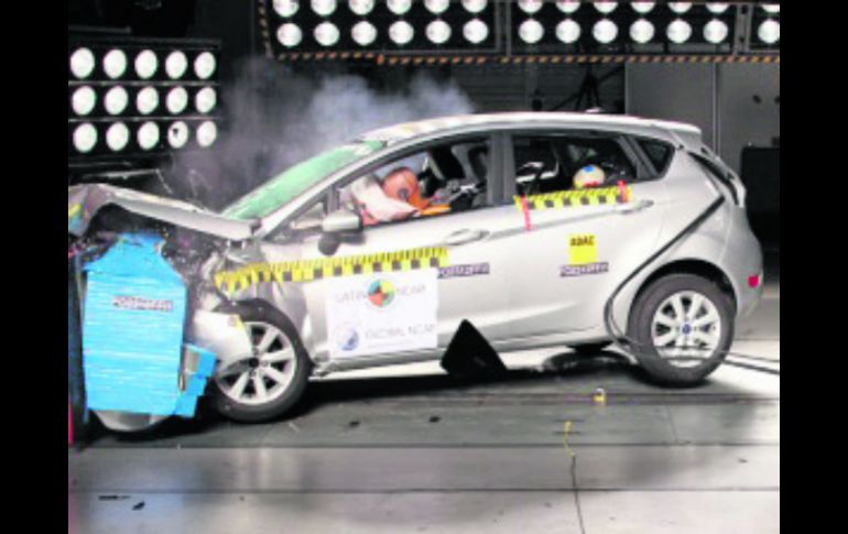 FORD FIESTA. Con doble airbag, válido para Brasil. 4 estrellas pasajero adulto. 4 estrellas pasajero niño.  /