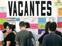 La fotografía muestra a un grupo de personas buscando trabajo. ARCHIVO  /