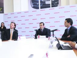 EN MÉXICO. El CEO, Carlos Ghosn (al centro), junto con José Muñoz (derecha) y José Luis Valls.  /