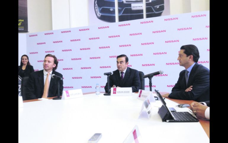 EN MÉXICO. El CEO, Carlos Ghosn (al centro), junto con José Muñoz (derecha) y José Luis Valls.  /