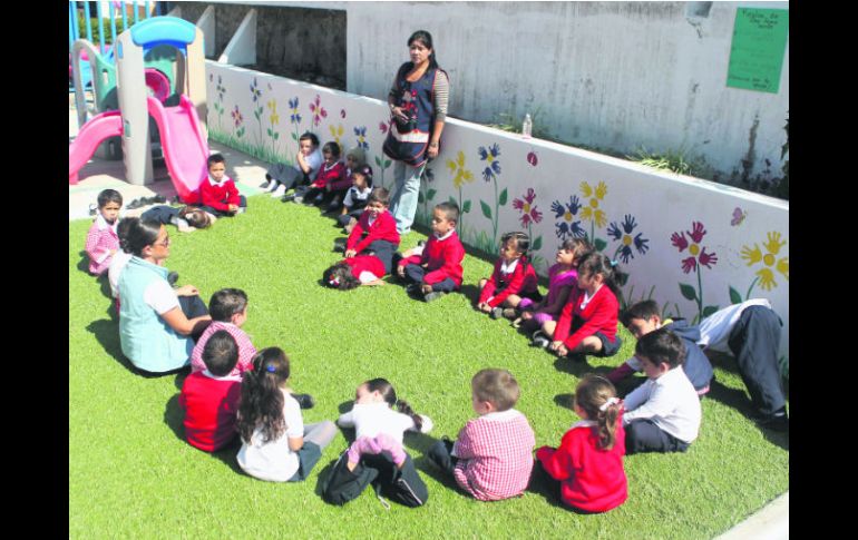 Hora de hacer yoga en el jardín de niños 349 méxico. La escuela ha recibido reconocimientos gracias al impulso que le dio el programa.  /