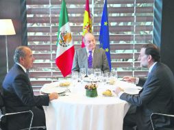 Desayuno de despedida. El rey Juan Carlos compartió alimentos con Felipe Calderón y el jefe del Gobierno español, Mariano Rajoy. XINHUA  /