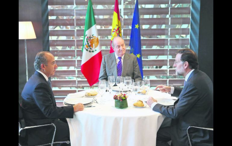 Desayuno de despedida. El rey Juan Carlos compartió alimentos con Felipe Calderón y el jefe del Gobierno español, Mariano Rajoy. XINHUA  /