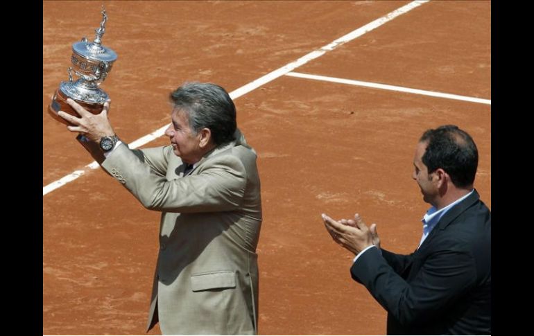 Manolo Santana (en la imagen),  Pietrangeli, Feliciano López, Kodes y Tomas Smid premiados por FIT. AP  /