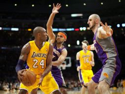 El escolta de Los Ángeles Lakers Kobe Bryant (i) presionado por Jared Dudley (c) de Marcin Gortat, de los Phoenix Suns. EFE  /