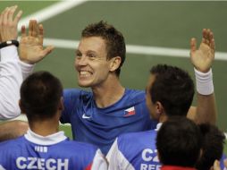 Tomas Berdych de la República Checa celebra con los miembros del equipo luego de vencer a Nicolás Almagro de España. REUTERS  /