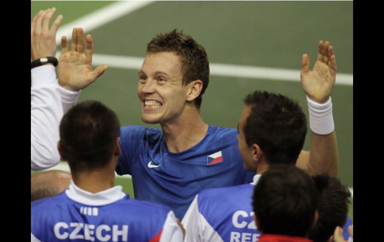 Tomas Berdych de la República Checa celebra con los miembros del equipo luego de vencer a Nicolás Almagro de España. REUTERS  /