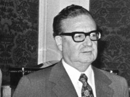 La novela de Ampuero es la primera en la que Salvador Allende escapa de los análisis políticos para entrar a la ficción. ARCHIVO  /