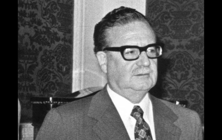 La novela de Ampuero es la primera en la que Salvador Allende escapa de los análisis políticos para entrar a la ficción. ARCHIVO  /