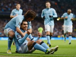 Carlos Tevez celebra uno de sus valiosos goles en el duelo contra el Aston. EFE  /