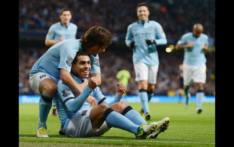 Carlos Tevez celebra uno de sus valiosos goles en el duelo contra el Aston. EFE  /