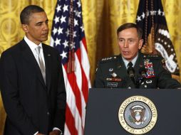 Barack Obama (i) y David Petraeus durante un evento en la Casa Blanca. REUTERS  /