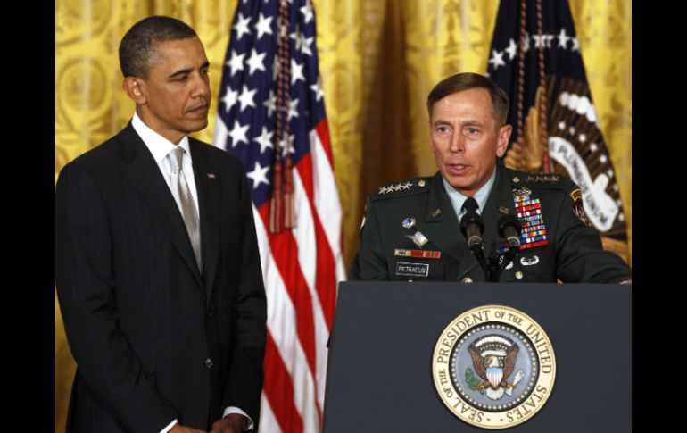 Barack Obama (i) y David Petraeus durante un evento en la Casa Blanca. REUTERS  /