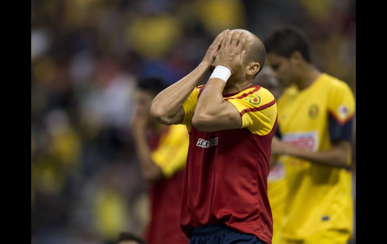 Carlos Ochoa lamenta la falla que pudo ser el gol que le diera el pase a Morelia a semifinales. MEXSPORT  /