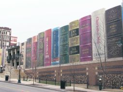 ESPECTACULAR. La biblioteca de Kansas tiene en su fachada enormes libros que invitan a disfrutar de una tarde de buena lectura.  /