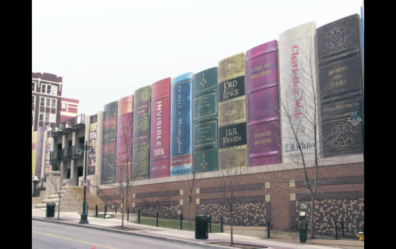 ESPECTACULAR. La biblioteca de Kansas tiene en su fachada enormes libros que invitan a disfrutar de una tarde de buena lectura.  /