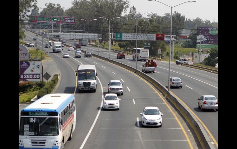 Las restricciones viales generaron, sobre todo en los primeros días, intenso caos vehicular en Periférico. ARCHIVO  /