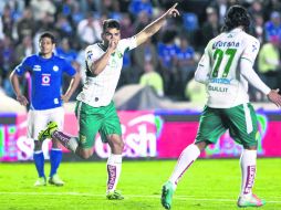 ADELANTE. Sebastián Maz y el ''Guillit'' Peña festejan el pase de León a semifinales. XINHUA  /