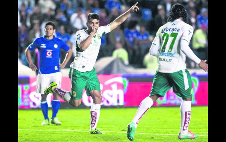 ADELANTE. Sebastián Maz y el ''Guillit'' Peña festejan el pase de León a semifinales. XINHUA  /